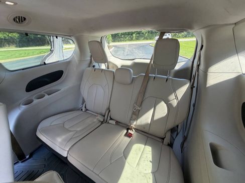 Used 2017 Chrysler Pacifica Touring-L FWD image 10