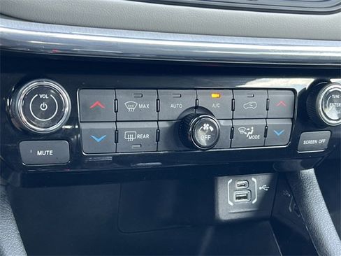 Used 2022 Jeep Compass Limited image 23