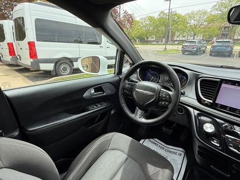 Used 2022 Chrysler Pacifica Touring FWD image 12