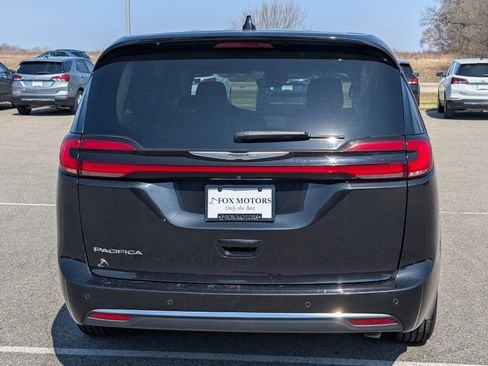 Used 2023 Chrysler Pacifica Touring-L image 5