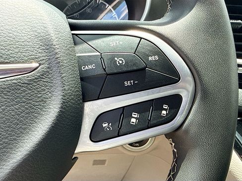 Used 2023 Chrysler Pacifica Touring-L FWD image 38