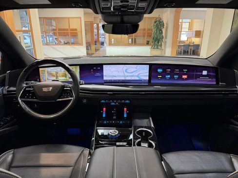 Used 2025 Cadillac Escalade ESV Sport w/ Touring Package image 10