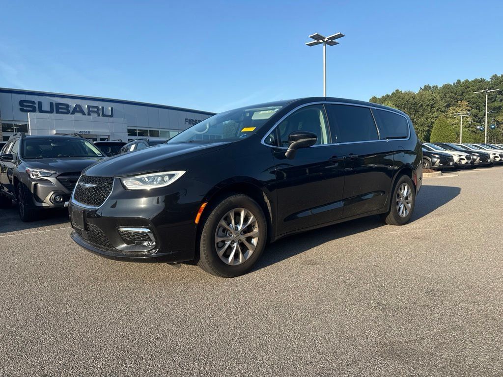 Used 2023 Chrysler Pacifica Touring-L AWD/4WD image 1