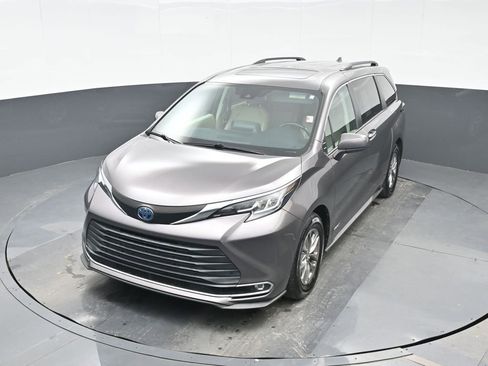 Used 2021 Toyota Sienna XLE image 16