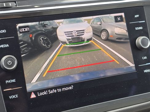 Used 2022 Volkswagen Tiguan SE w/ Panoramic Sunroof Package image 4