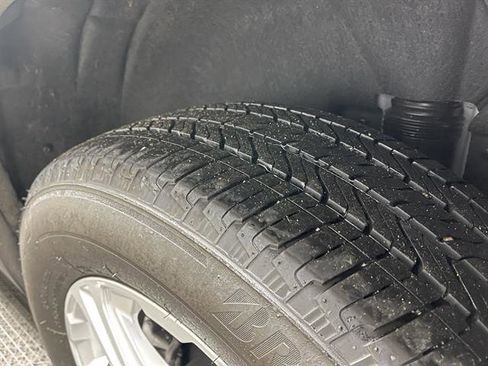 Used 2024 GMC Terrain SLE w/ Driver Convenience Package image 17