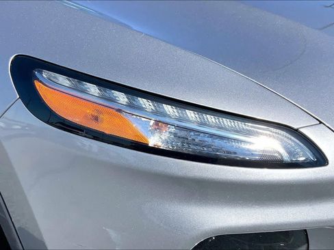 Used 2018 Jeep Cherokee Latitude w/ Altitude Package image 24