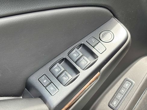 Used 2018 Chevrolet Suburban LT AWD/4WD image 13