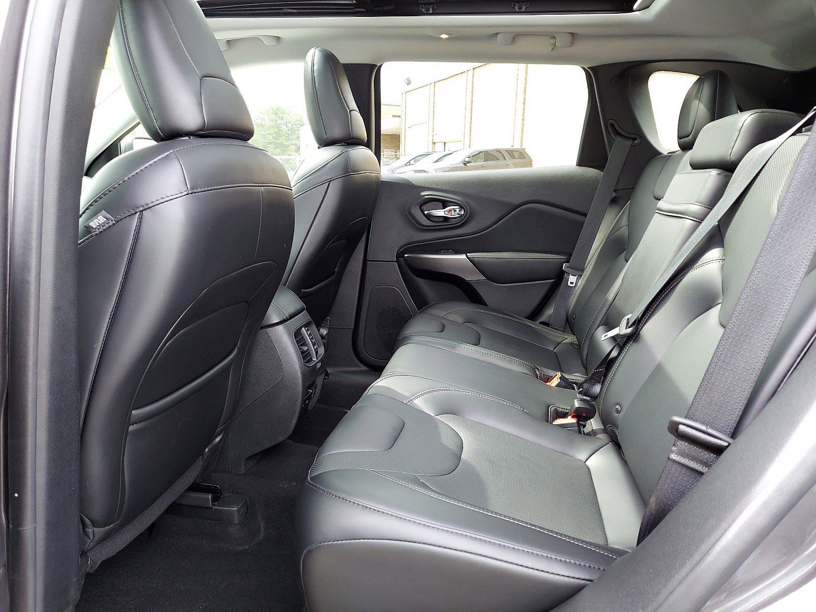 Used 2019 Jeep Cherokee Limited AWD/4WD image 10