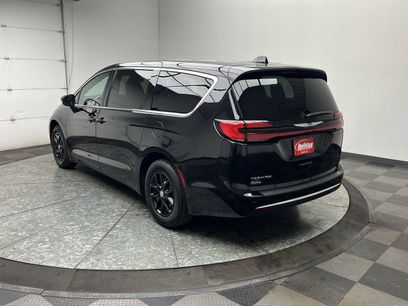 Used 2025 Chrysler Pacifica Select