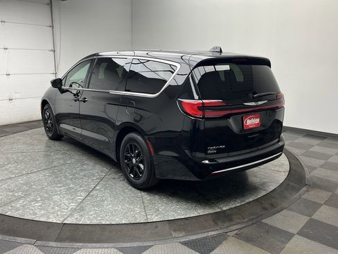 Used 2025 Chrysler Pacifica Select image 2