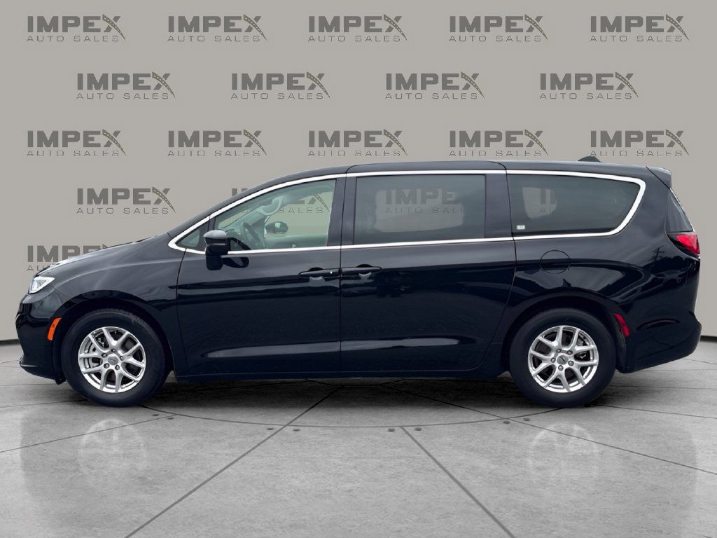 Used 2024 Chrysler Pacifica Touring-L FWD image 2