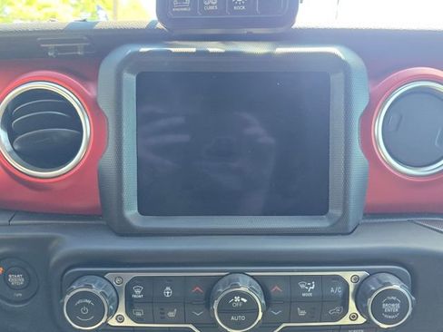 Used 2023 Jeep Wrangler Unlimited Rubicon w/ Cold Weather Group AWD/4WD image 14