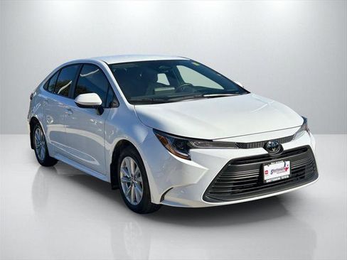 Certified 2025 Toyota Corolla LE image 3