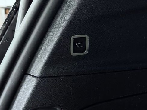 Certified 2025 Chrysler Pacifica Limited FWD image 14