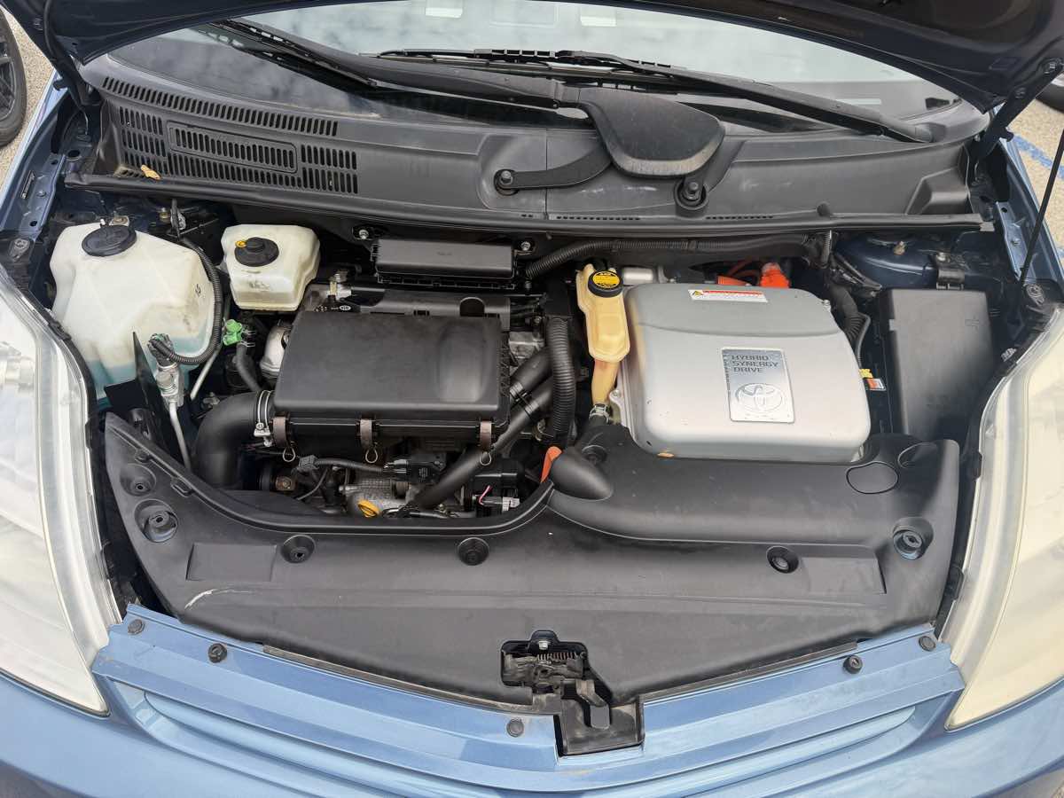 Used 2004 Toyota Prius w/ Pkg 5 FWD image 12