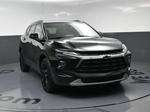 Used 2024 Chevrolet Blazer LT w/ Convenience Package FWD image 3