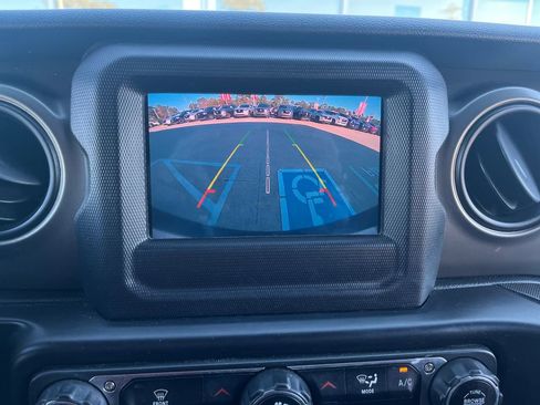 Used 2018 Jeep Wrangler Sport S image 24