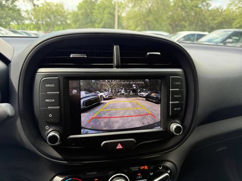 Used 2025 Kia Soul LX w/ LX Technology Package FWD image 17