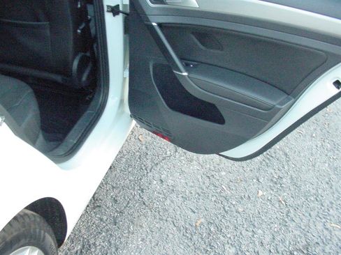 Used 2016 Volkswagen Golf Limited Edition image 43