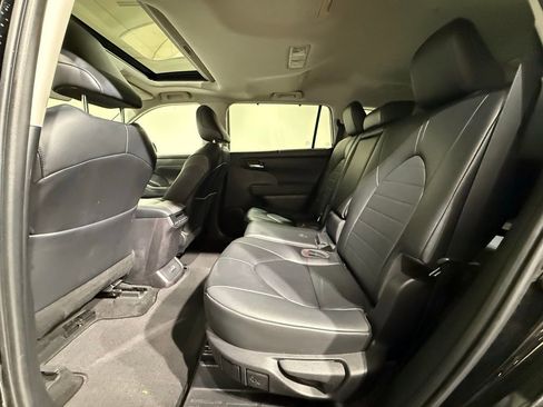 Used 2023 Toyota Highlander XLE AWD/4WD image 20
