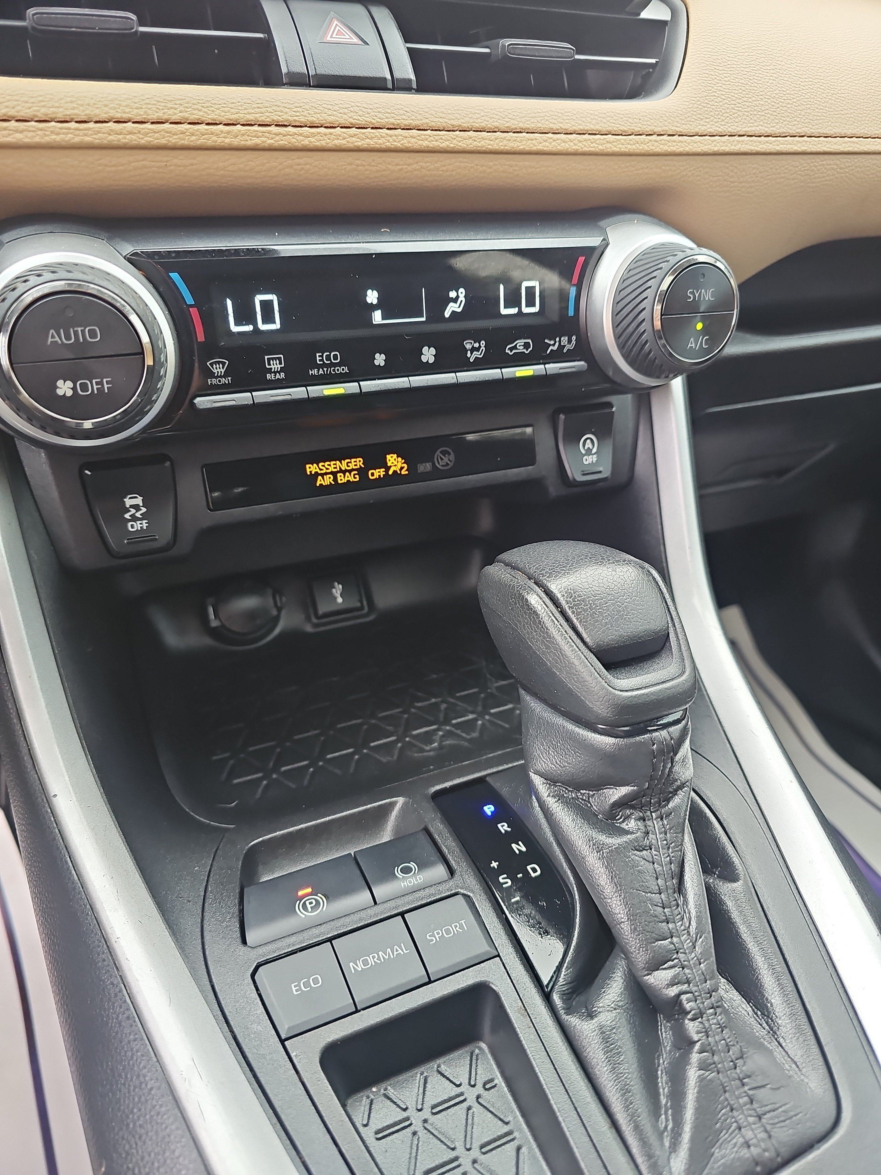 Used 2020 Toyota RAV4 XLE w/ Convenience Package FWD image 29