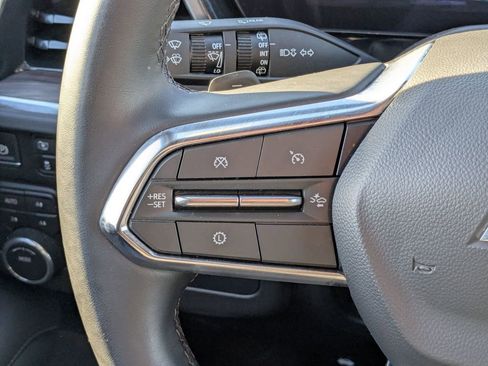 Used 2025 Chevrolet Suburban Z71 image 19