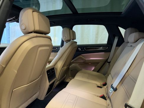 Used 2022 Porsche Cayenne Platinum Edition image 22