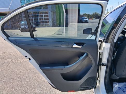 Used 2012 Volkswagen Jetta SE FWD image 16