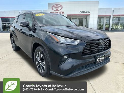 Used 2020 Toyota Highlander XLE AWD/4WD image 1