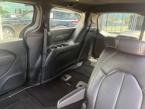 Used 2025 Chrysler Pacifica Select FWD image 26