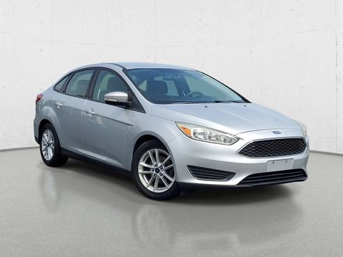 Used 2016 Ford Focus SE FWD image 2