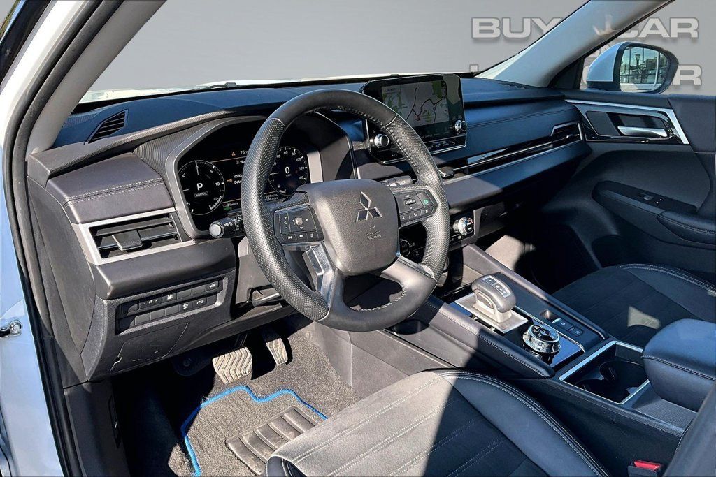 Used 2024 Mitsubishi Outlander 4WD Plug-In Hybrid image 14