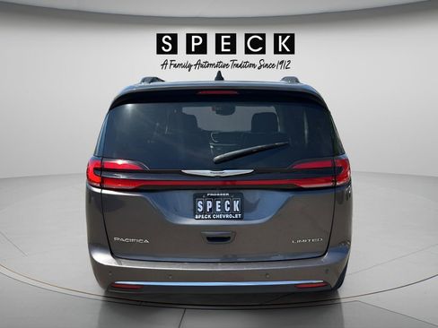 Used 2023 Chrysler Pacifica Limited FWD image 4