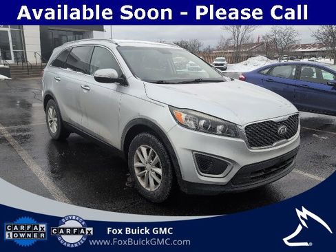 Used 2017 Kia Sorento LX image 3