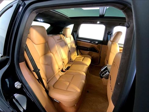 Used 2015 Porsche Cayenne Turbo image 23