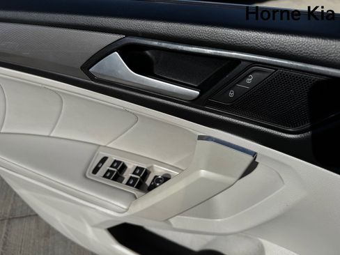 Used 2023 Volkswagen Tiguan SE image 11