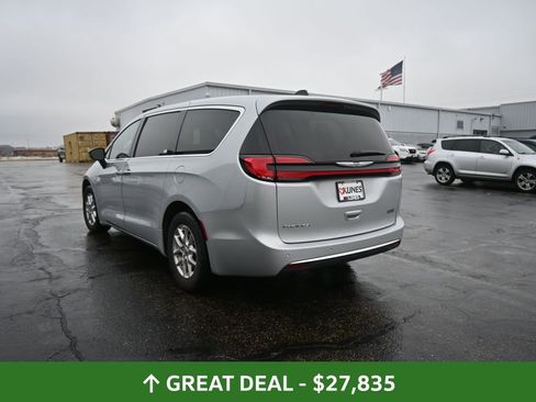 Used 2024 Chrysler Pacifica Touring-L image 14