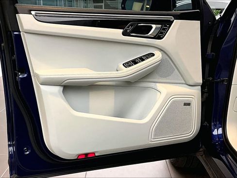 Used 2022 Porsche Macan w/ Premium Package Plus image 22