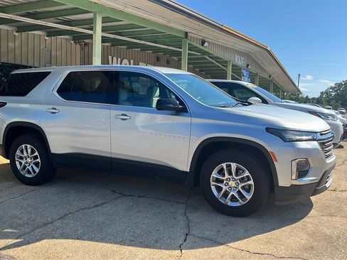 Used 2022 Chevrolet Traverse LS FWD image 6