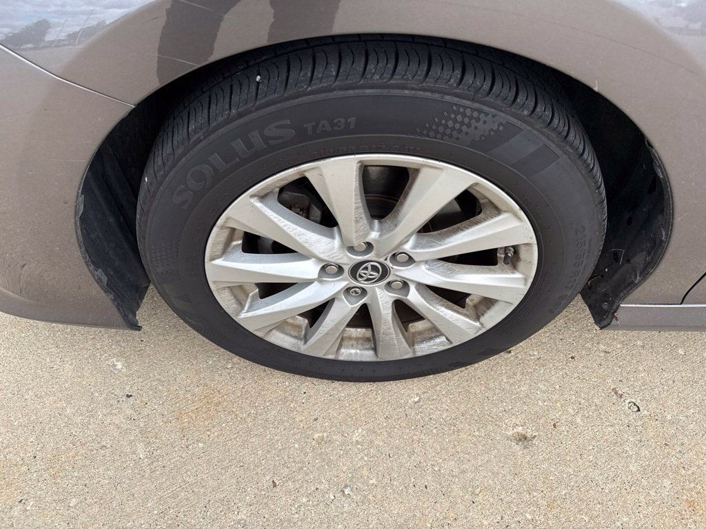 Used 2018 Toyota Camry LE FWD image 12