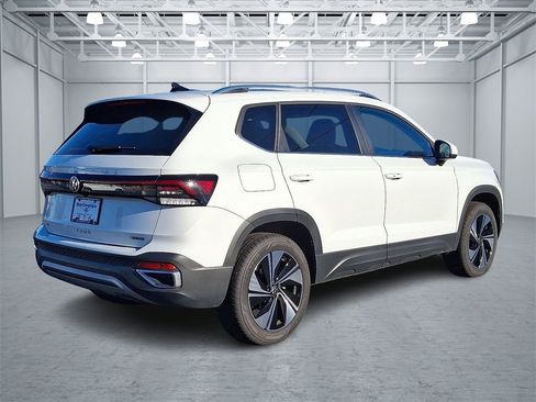 Certified 2025 Volkswagen Taos SE w/ Panoramic Sunroof Package image 6