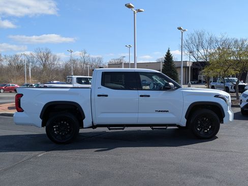 Used 2022 Toyota Tundra SR5 w/ SR5 Convenience Package image 9
