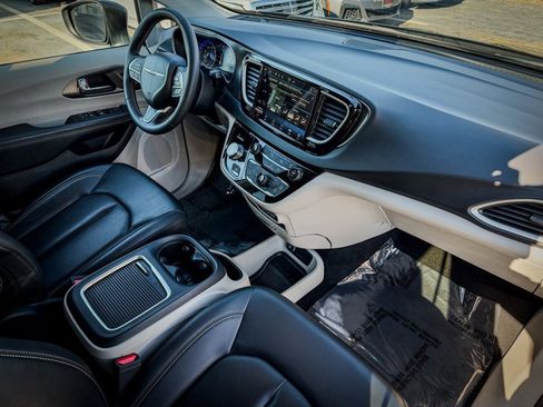 Used 2023 Chrysler Pacifica Touring-L image 12