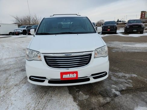 Used 2016 Chrysler Town & Country Touring image 2