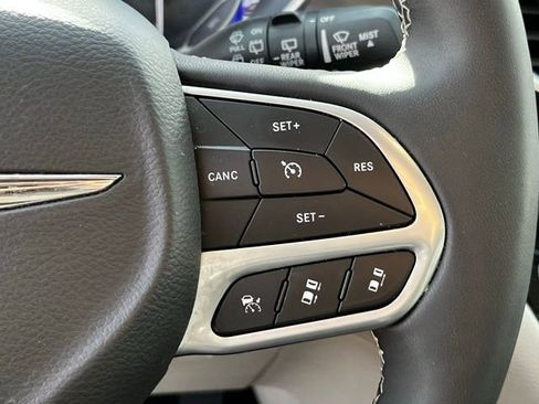 Used 2024 Chrysler Pacifica Touring-L image 21