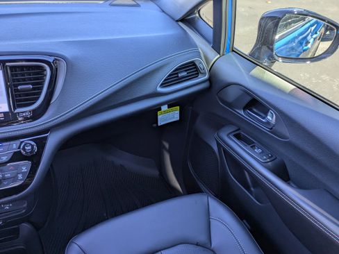 New 2026 Chrysler Pacifica Select w/ S Appearance Package image 19