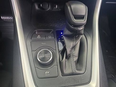 Used 2019 Toyota RAV4 LE AWD/4WD image 25