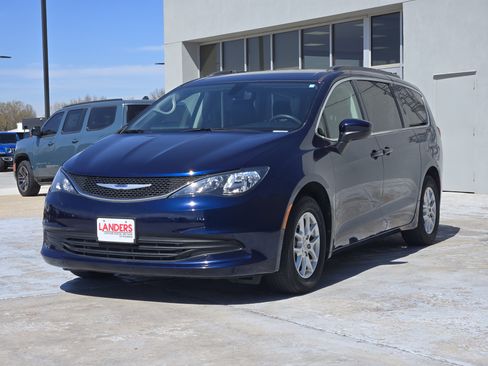 Used 2020 Chrysler Voyager Lxi image 3