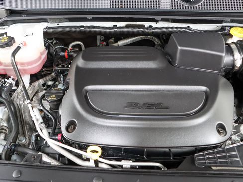 Used 2023 Chrysler Pacifica Touring-L FWD image 31